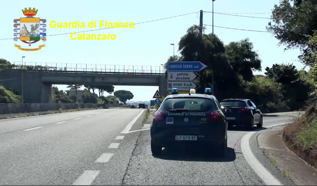 Lamezia, sfruttamento del lavoro: Gdf sequestra 187mila euro ed esegue misura interdittiva per due imprenditori - VIDEO