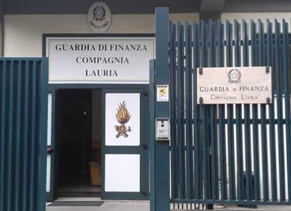 Droga e banconote false in auto, fermato 36enne calabrese