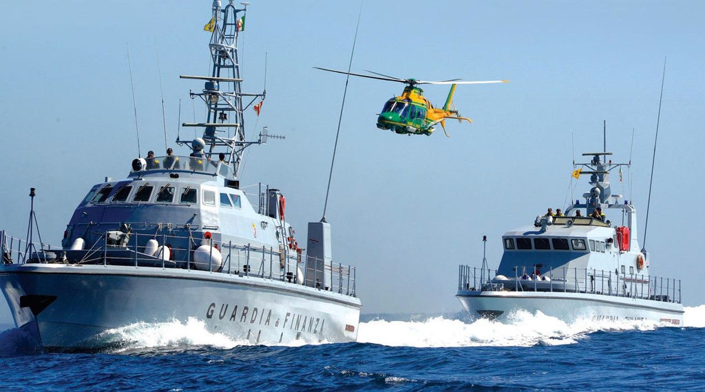 Sessantadue migranti arrivati in porto Crotone su barca a vela