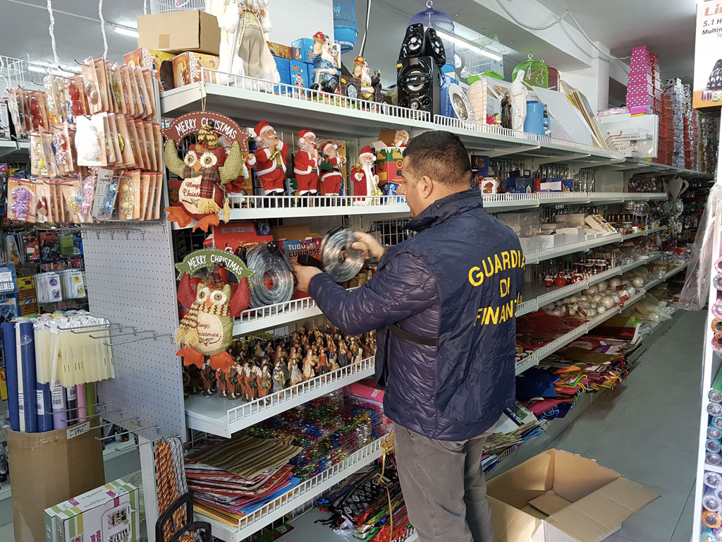 Operazione Luci di Natale: sequestrate 7 milioni di luminarie e giocattoli nel cosentino 