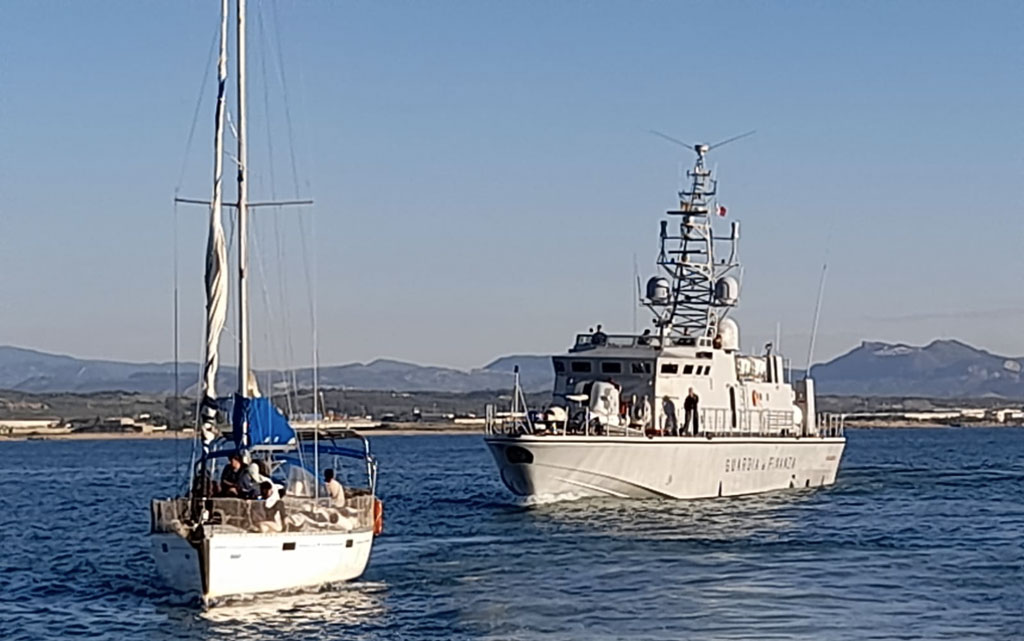 Guardia di Finanza intercetta due imbarcazioni cariche di migranti, identificati alcuni trafficanti