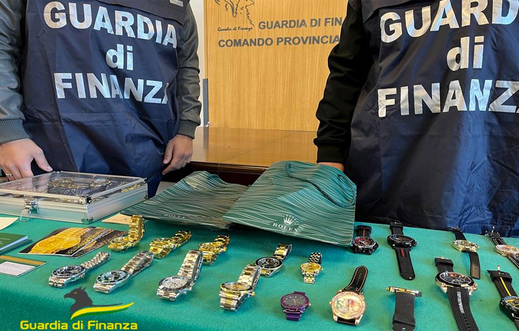 Orologi di noti marchi contraffatti venduti sui social, una denuncia nel Cosentino