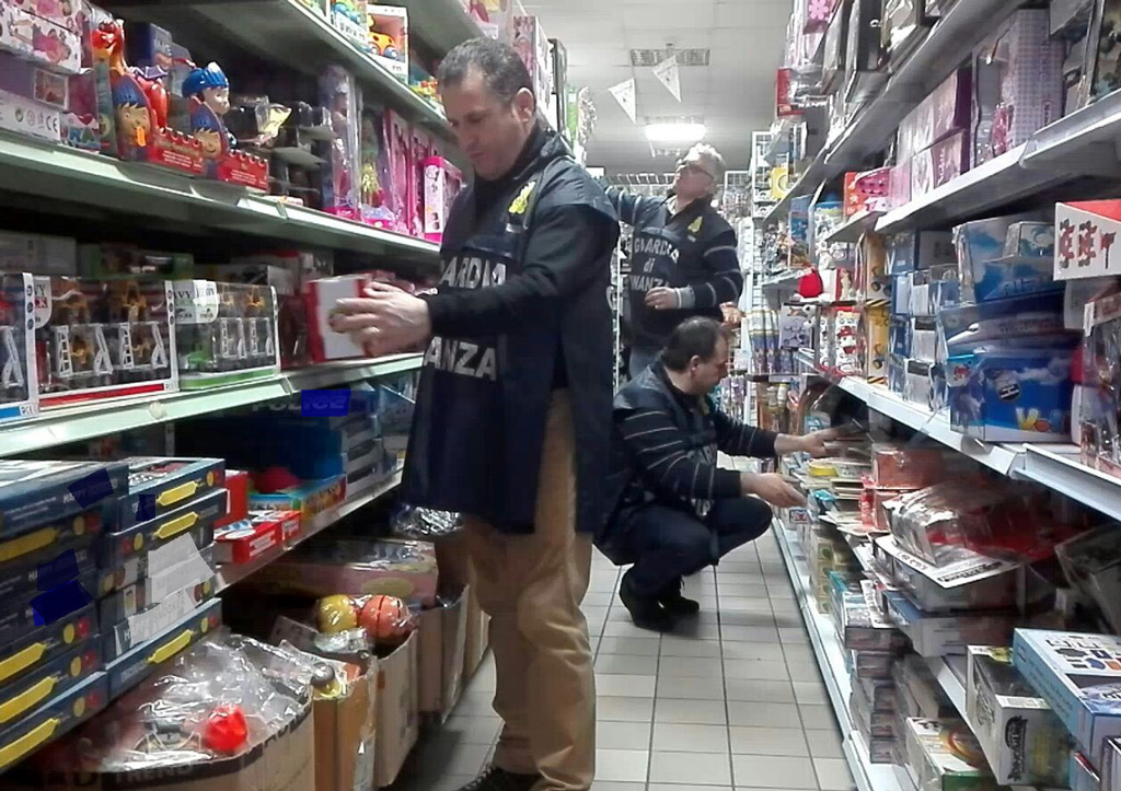 Sequestrati 118 mila prodotti tra cosmetici, articoli elettrici e giocattoli insicuri a Paola