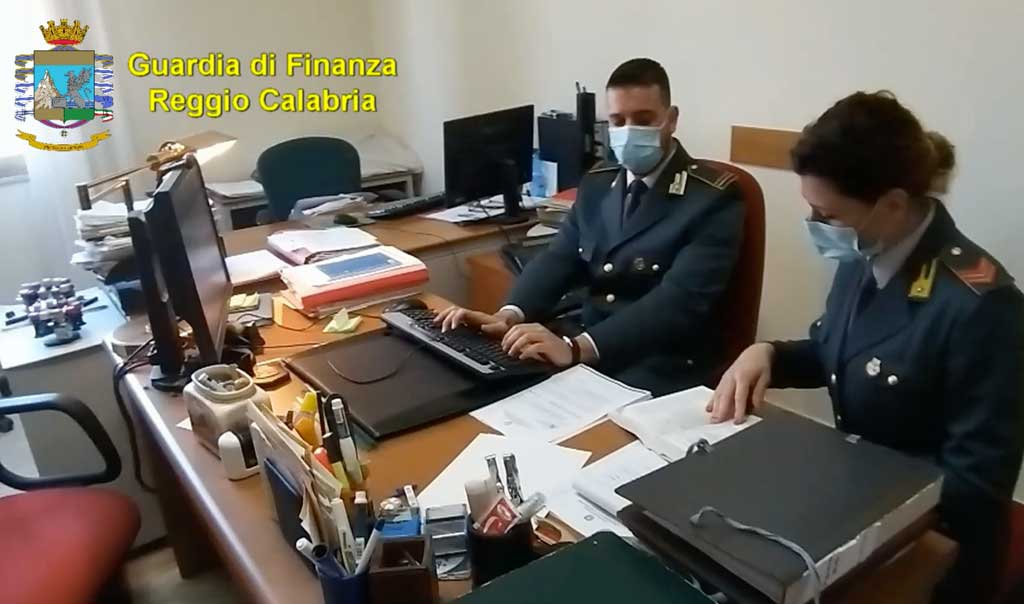 Gdf, avvisi di conclusione indagini per 5 assenteisti del comune di Reggio