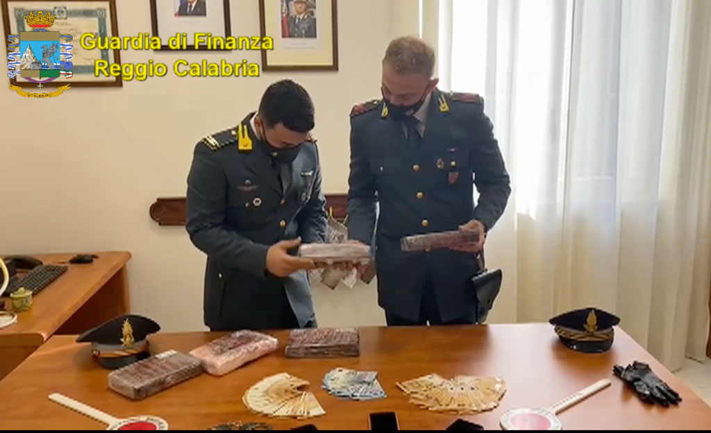 In partenza per la Sicilia con 5,7 chilogrammi di cocaina, arrestata a Villa San Giovanni 