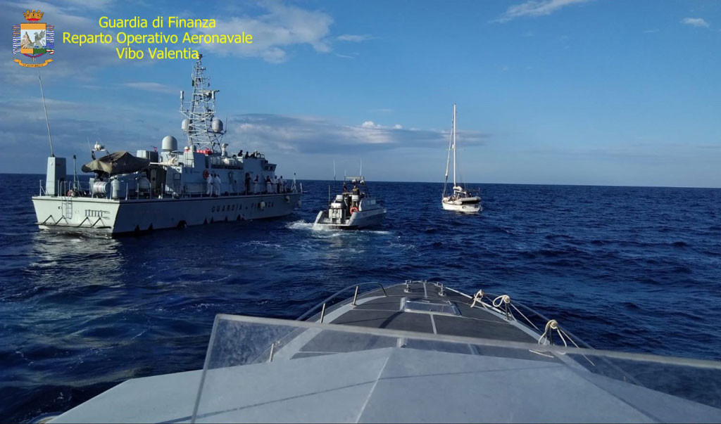 Intercettata barca a vela al largo della Calabria ionica con 45 migranti a bordo, fermati 3 scafisti