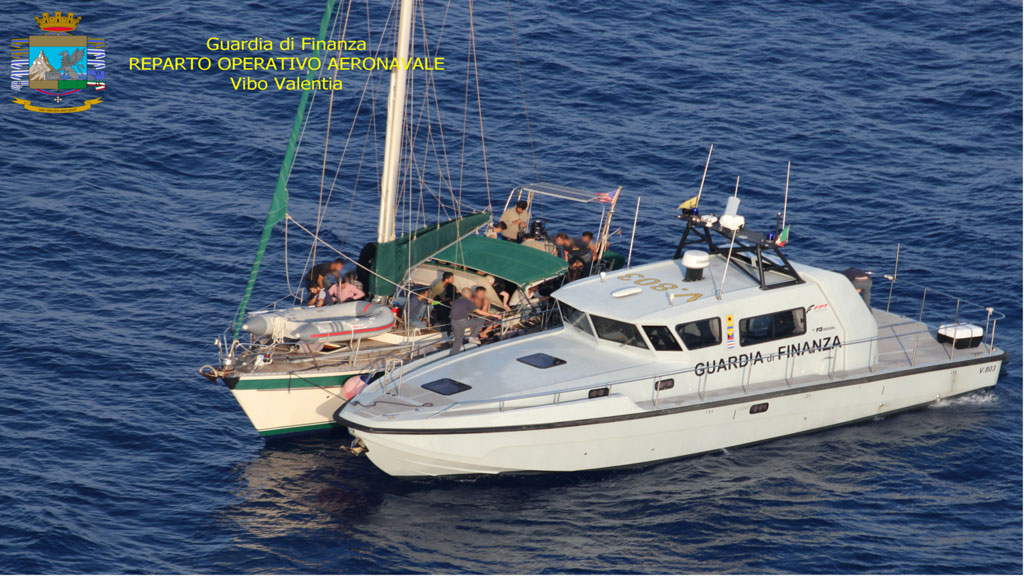Soccorsi 55 migranti a bordo di un veliero diretto a Punta Stilo, arrestati 3 scafisti ucraini - VIDEO