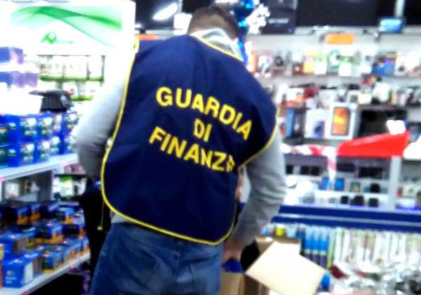 Lamezia, sequestrati 54mila articoli contraffatti e pericolosi: denunciata titolare