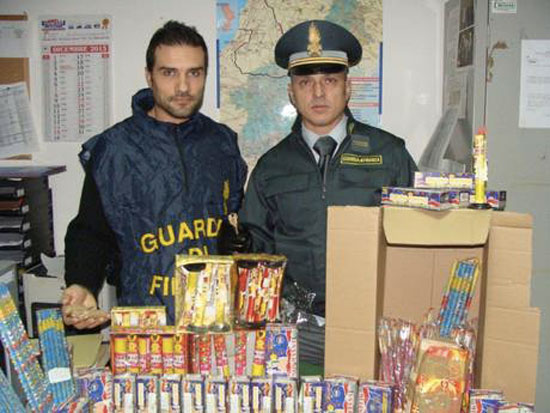 Calabria: Guardia di Finanza sequestra migliaia di botti illegali nel reggino