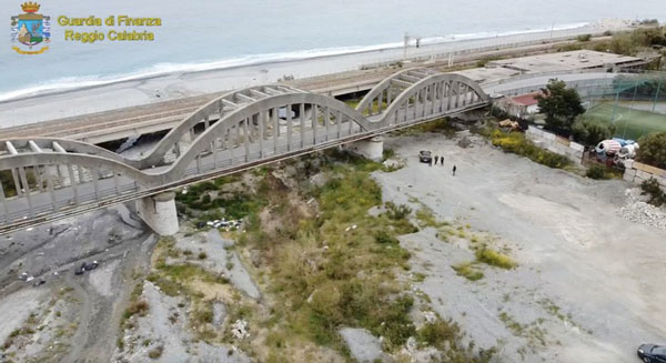 Guardia Finanza sequestra ponte a tre arcate a Melito Porto Salvo: "grave situazione di rischio"