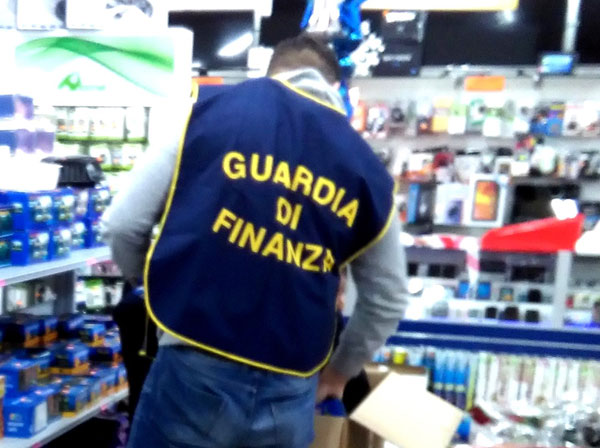 Sequestrati 80mila prodotti privi del marchio Ce nel crotonese