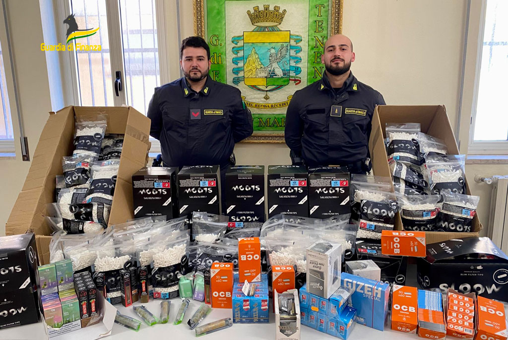 Stroncato contrabbando sigarette elettroniche monouso, sequestrati oltre 220mila prodotti a Cirò Marina