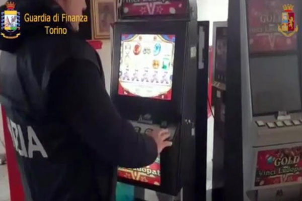 Gioco illegale, sequestrate centinaia di slot dal Piemonte alla Calabria