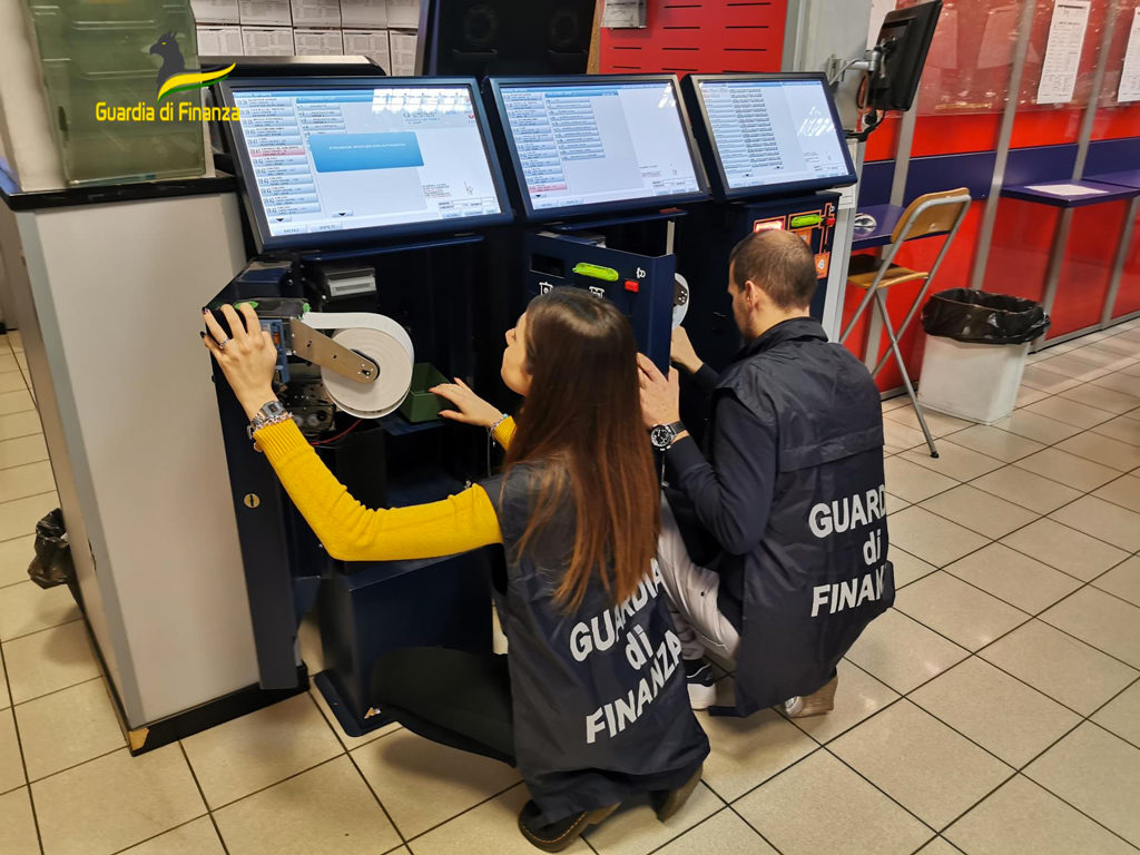 Evasione d'imposta, sequestrati oltre 2 milioni di euro a bookmaker maltese: operava in tutta Italia - VIDEO