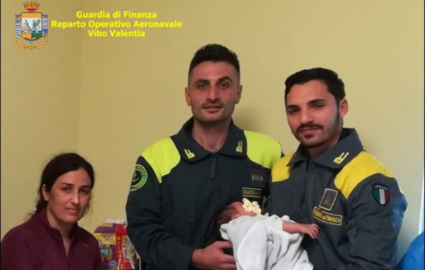 Sbarco di migranti nel crotonese, finanzieri salvano madre e neonato
