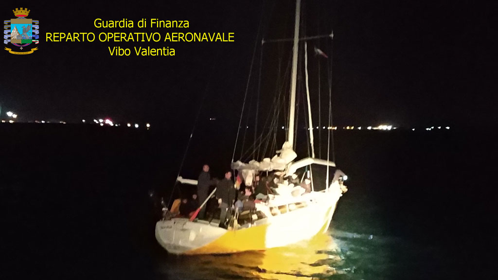 Intercettato veliero con a bordo 56 migranti, arrestati 3 scafisti ucraini