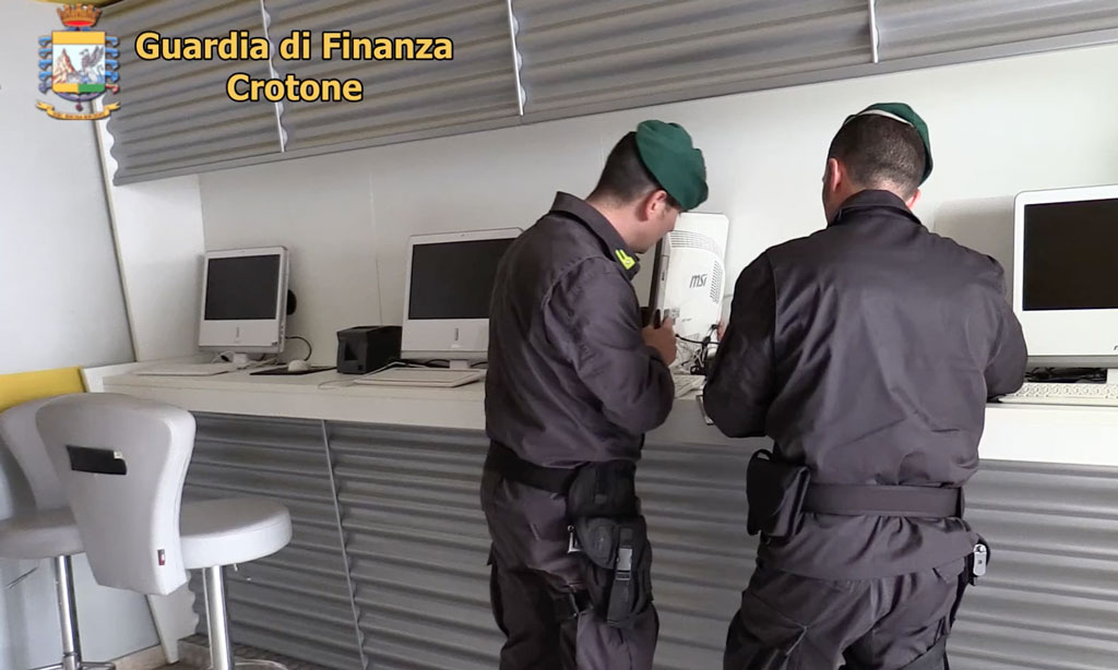 ‘Ndrangheta, operazione "Tremble": infiltrazioni nella gestione di giochi e scommesse, sequestrate agenzie a Crotone 