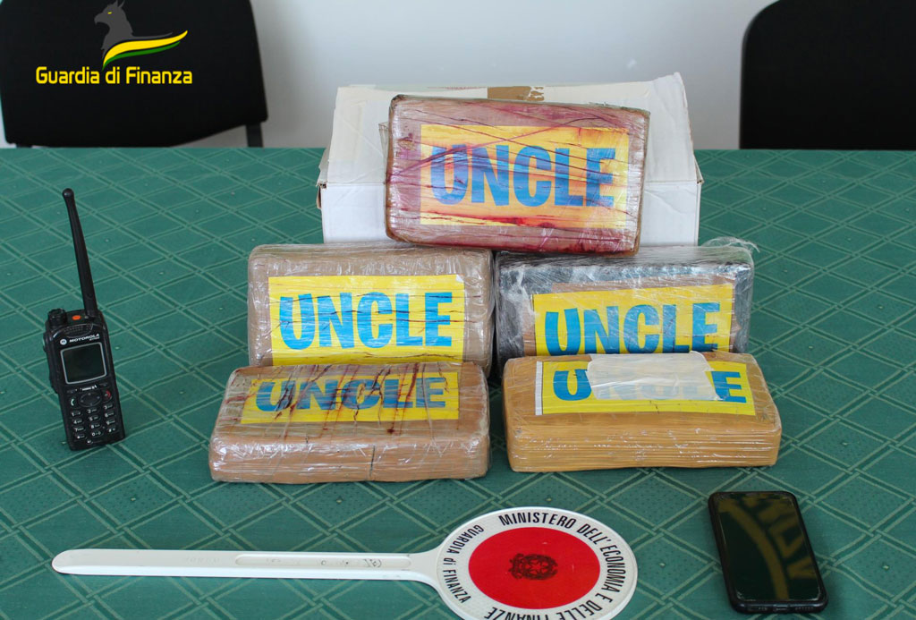 Viaggiava con quasi sei chili di cocaina in autocarro, arrestato dalla Guardia di finanza a Falerna