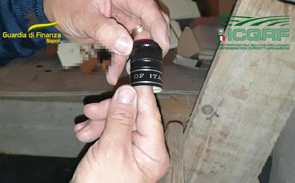 Liquori con alcool denaturato, bevande contraffatte vendute anche in Calabria: arresti e sequestri