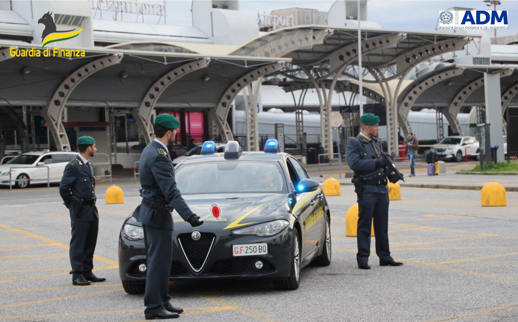 Lamezia, sequestrati orologi e articoli di lusso contraffatti all'aeroporto