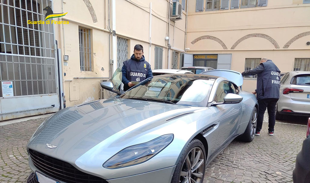 Truffa da un milione, sequestrate auto di lusso nel Reggiano: coinvolto un calabrese