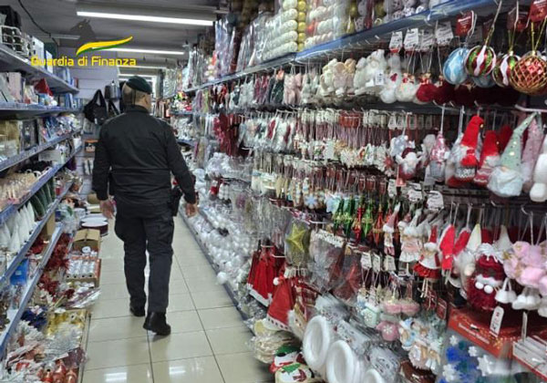 Finanza Cosenza sequestra oltre 550mila prodotti natalizi e giocattoli non sicuri