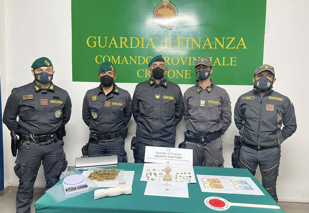 Sequestrati droga, denaro contraffatto e reperti archeologici a Isola Capo Rizzuto