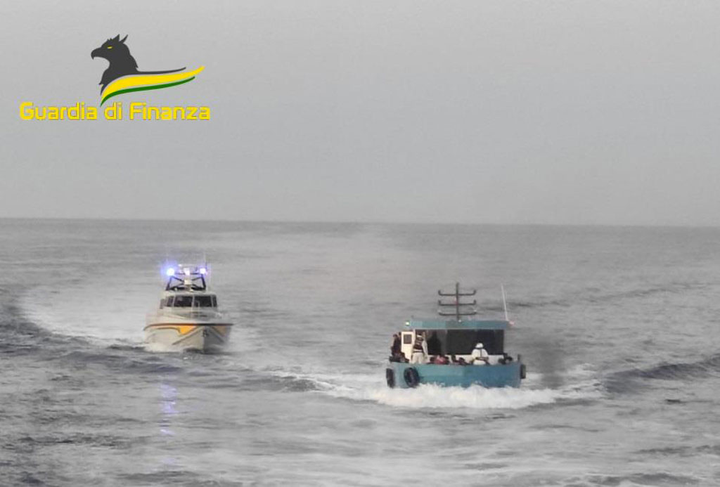 Fermato peschereccio con 102 migranti a bordo lungo coste Ioniche calabresi 