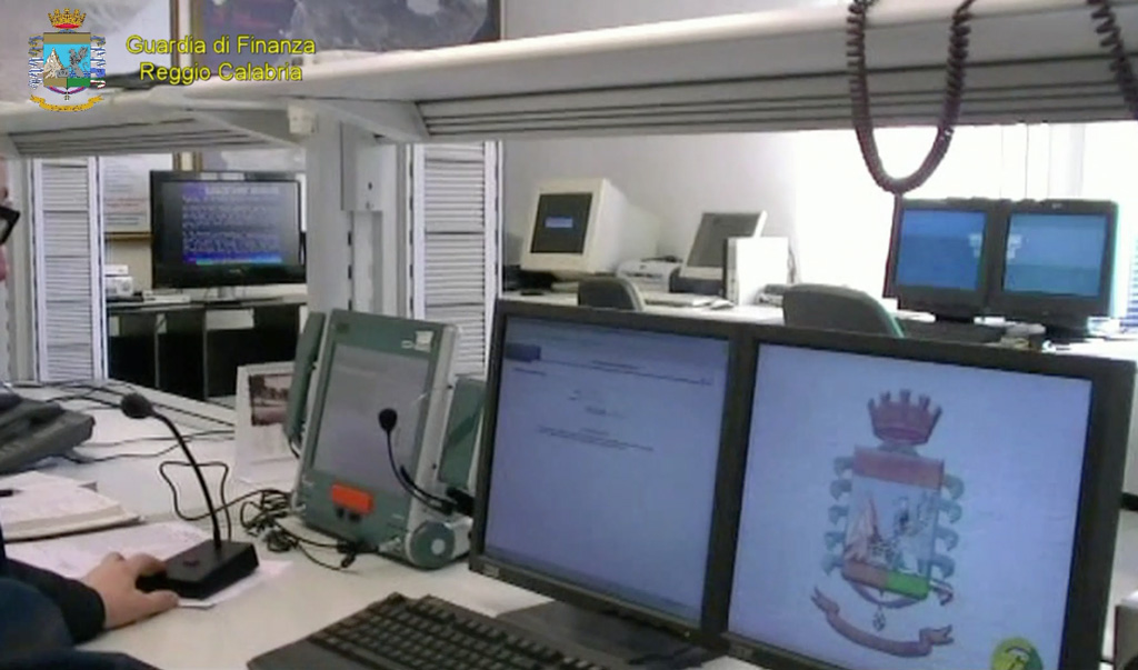 Proponevano abbonamenti a finta rivista Guardia di Finanza per raccogliere fondi, 4 indagati nel reggino - VIDEO