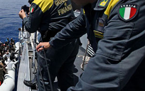 Sbarcati 41 migranti al porto di Crotone, intercettati su un veliero da Guardia di Finanza