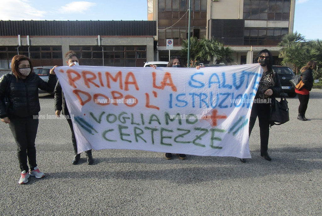genitori-protesta-riapertura-scuola-30112020-.jpg