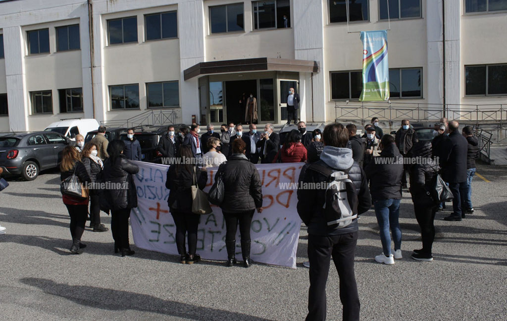 Lamezia, genitori protestano al Comune per riapertura scuole: “Vogliamo più certezze”