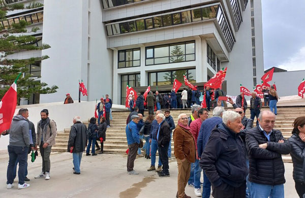 Consiglio regionale discute autonomia differenziata, sit-in della Cgil 