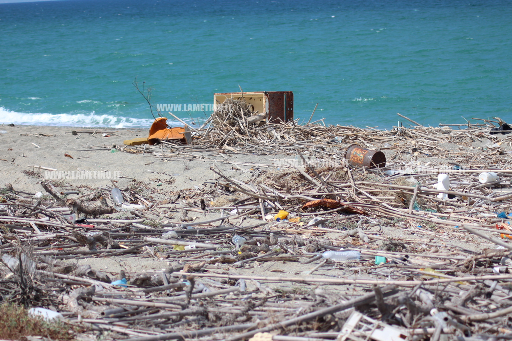 Lamezia, spiaggia di Ginepri invasa dai rifiuti
