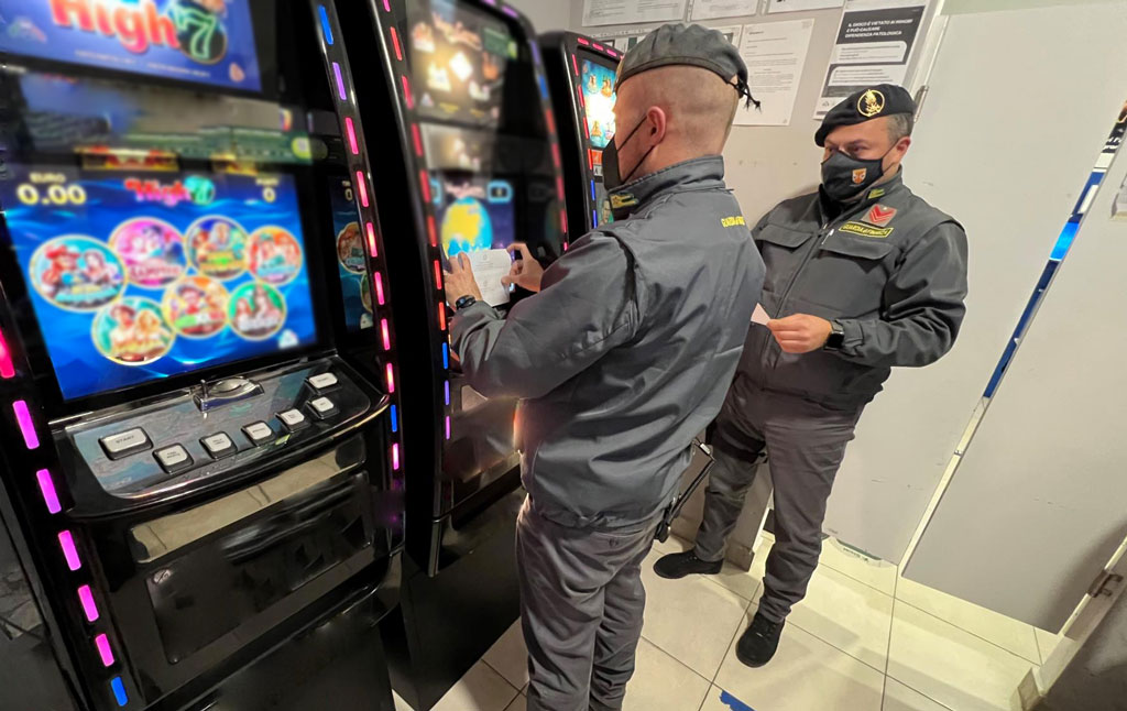 Contrasto al gioco illegale a Vibo, scoperta sala abusiva e sequestrati 3 apparecchi: sanzioni per 45mila euro
