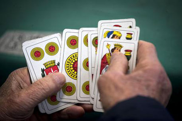 Covid, sopresi a giocare a carte a Delianuova: bar chiuso per 5 giorni 