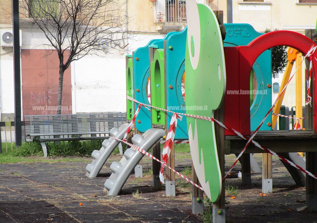 Lamezia, rimosso un gioco dall'area di piazza Mazzini: era diventato giaciglio per i clochard