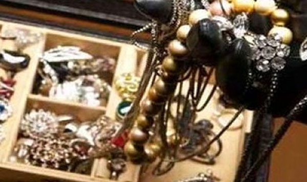 Rapinano gioielleria a Reggio Calabria vestiti da finanzieri