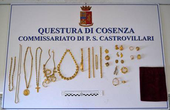 Calabria: Venduti oggetti in oro rubati a gioielliere, tre denunce 