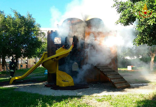 Fiamme in parco giochi a Reggio, Libera: “Serve azione contrasto contro questi atti di vandalismo”