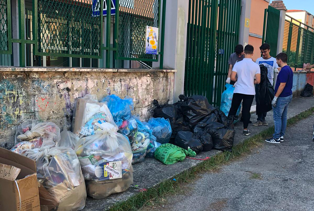 Lamezia, studenti liceo Classico Artistico ripuliscono aree verdi e piazza Mercato Vecchio: “Oggi qualcosa si é mosso”