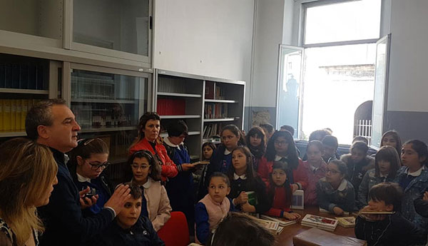 Gli alunni della scuola primaria di Girifalco visitano biblioteca comunale