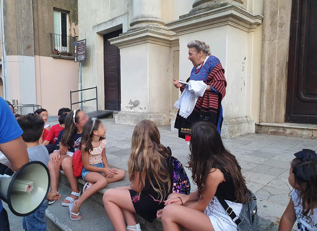 I bambini alla scoperta del centro storico di Girifalco: conclusa prima passeggiata turistica