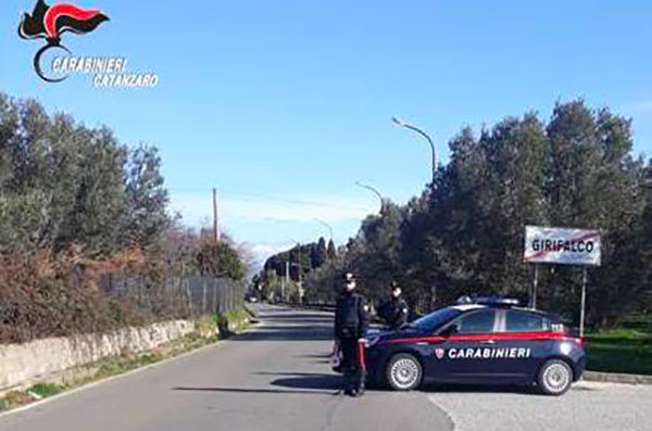 Non si fermano all'alt dei Carabinieri e trovati in possesso di droga, 2 arresti a Girifalco