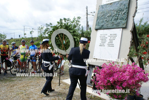 giro-ditalia-deposizione-corona-stele-2013.jpg