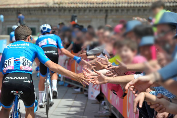 giro-italia-a-catanzar0-mani.jpg
