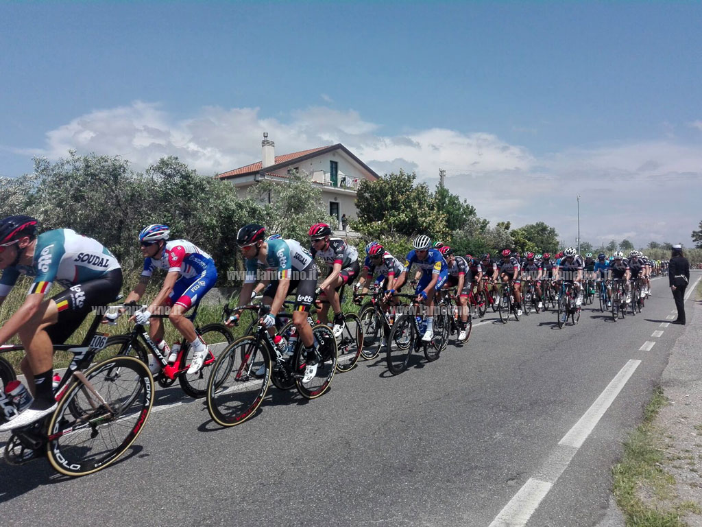 Il Giro d’Italia sfreccia anche da Lamezia davanti stele otto ciclisti, la settimana tappa attraversa la Calabria - VIDEO