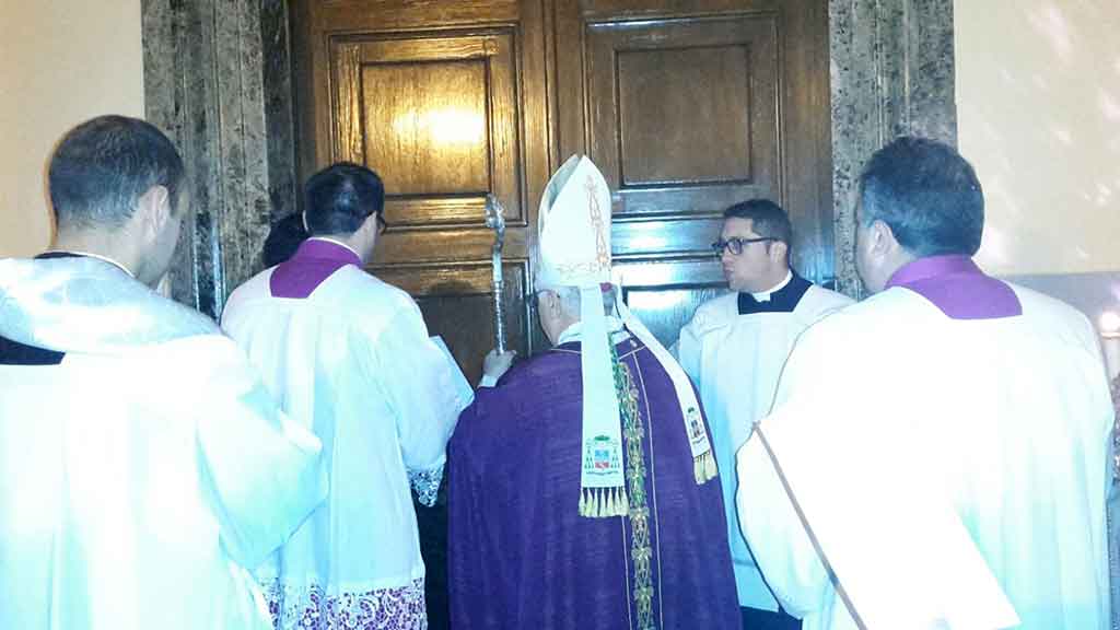 Vescovo apre Porta Santa a Conflenti, domani all’ospedale di Lamezia