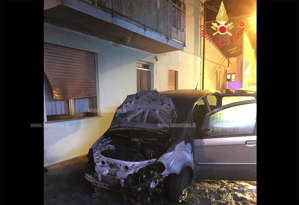 gizzeria-auto-incendiata-23022019.jpg