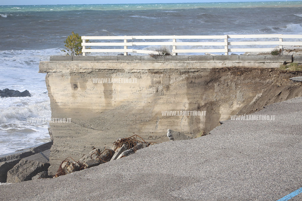 Maltempo, mareggiata devasta lungomare di Gizzeria, Falerna e Nocera - VIDEO 